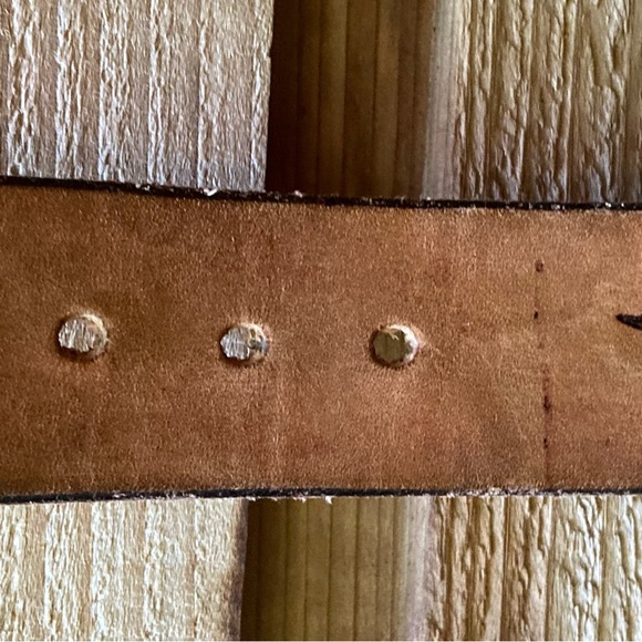 Hand tooled leather belt with pink birds - Picture 7 of 12